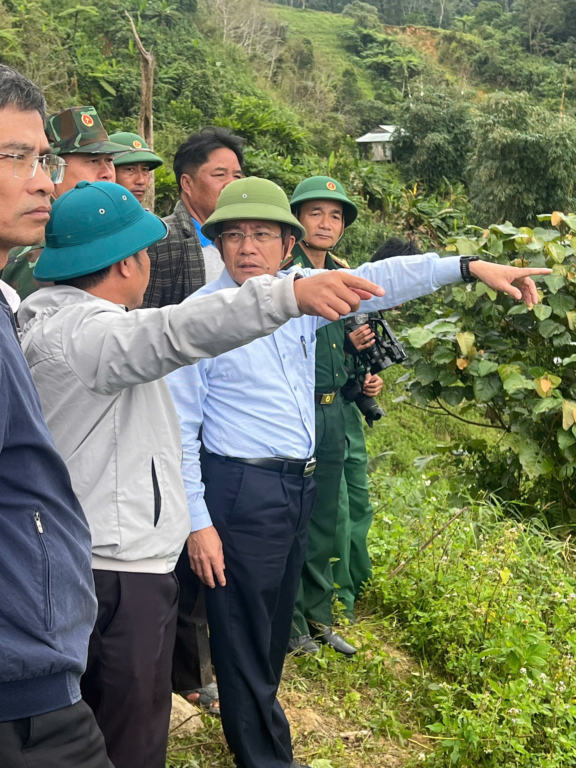 Lãnh đạo TP Đà Nẵng đến hiện trường vụ sạt lở núi kinh hoàng, động viên người dân - Ảnh 1. Lãnh đạo TP Đà Nẵng đến hiện trường vụ sạt lở núi kinh hoàng, động viên người dân - Ảnh 1.