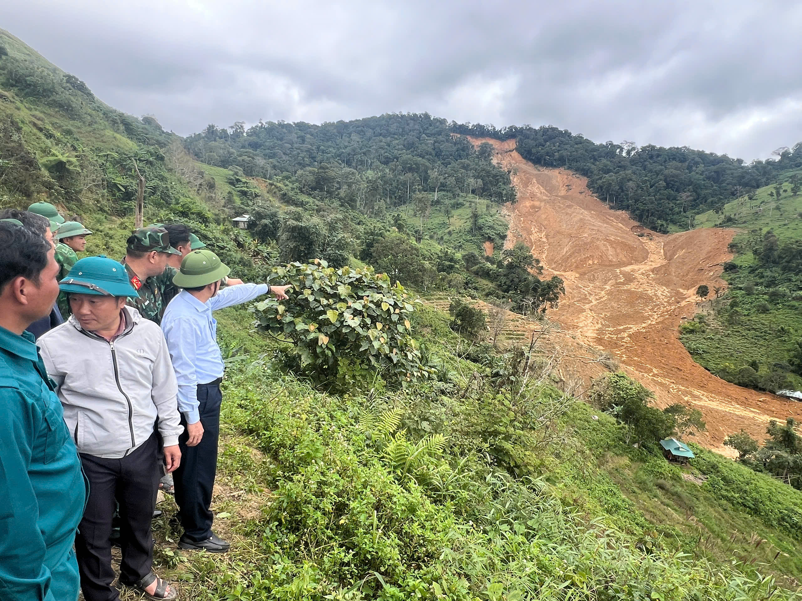 Lãnh đạo TP Đà Nẵng đến hiện trường vụ sạt lở núi kinh hoàng, động viên người dân - Ảnh 2. Lãnh đạo TP Đà Nẵng đến hiện trường vụ sạt lở núi kinh hoàng, động viên người dân - Ảnh 2.