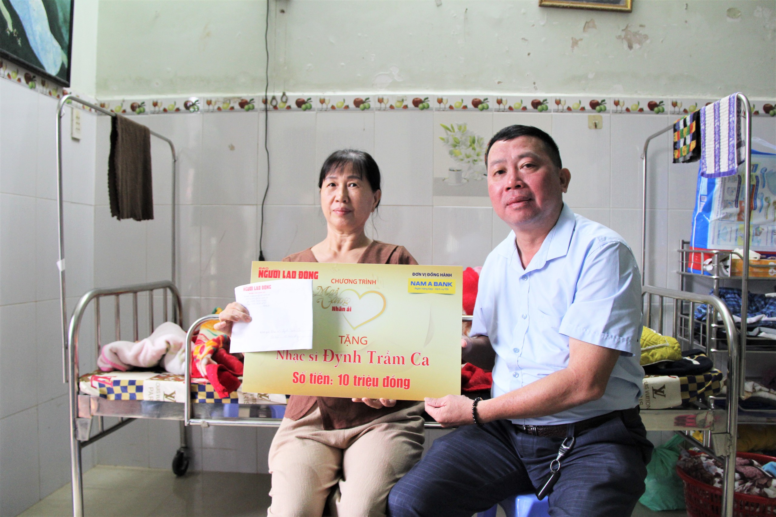 Mai Vàng tri ân đến thăm cha đẻ của ca khúc “Sông quê” - Ảnh 1.