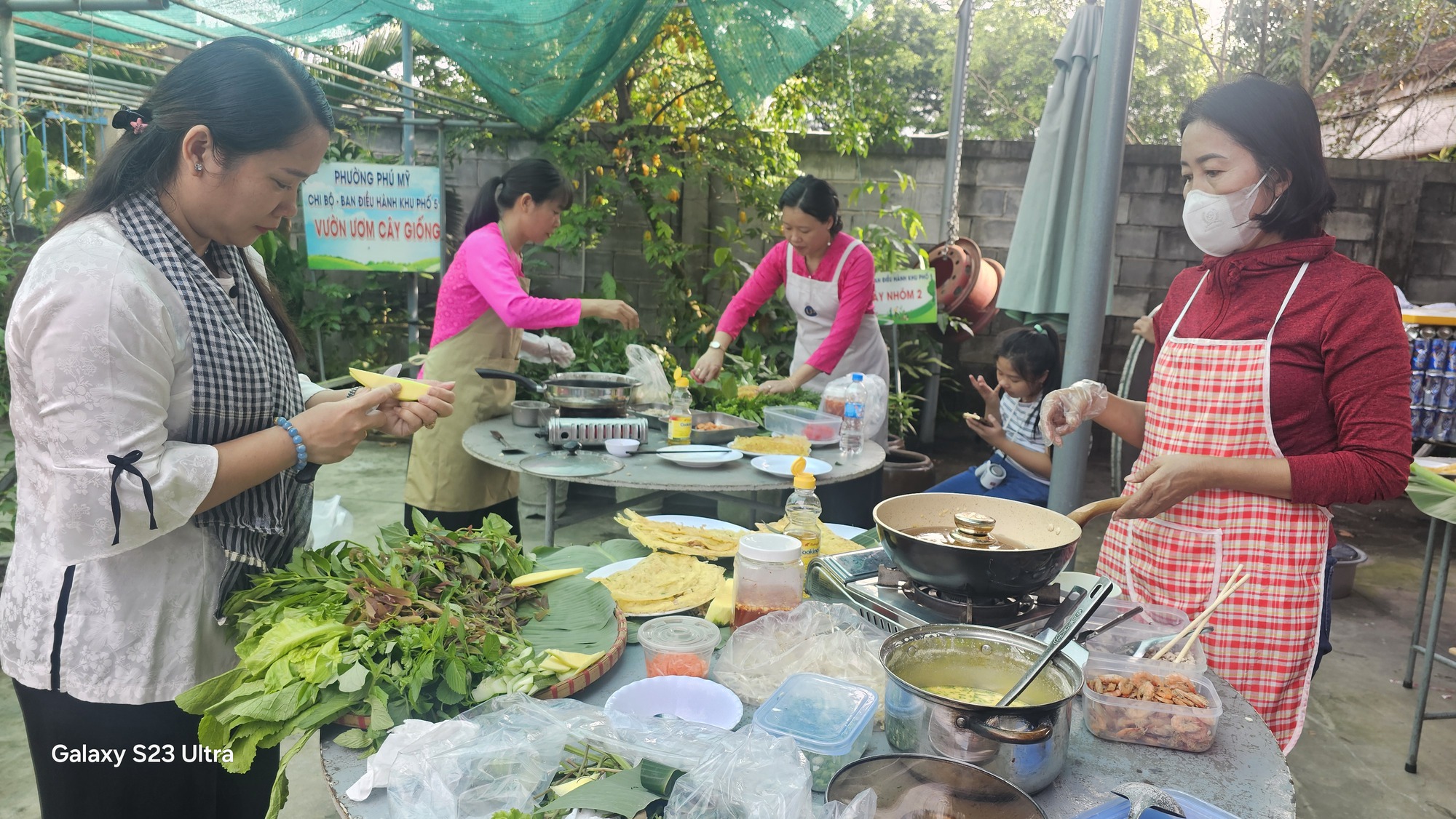 Nguyên Chủ tịch nước Nguyễn Minh Triết tham dự Ngày hội đại đoàn kết toàn dân tộc - Ảnh 4.