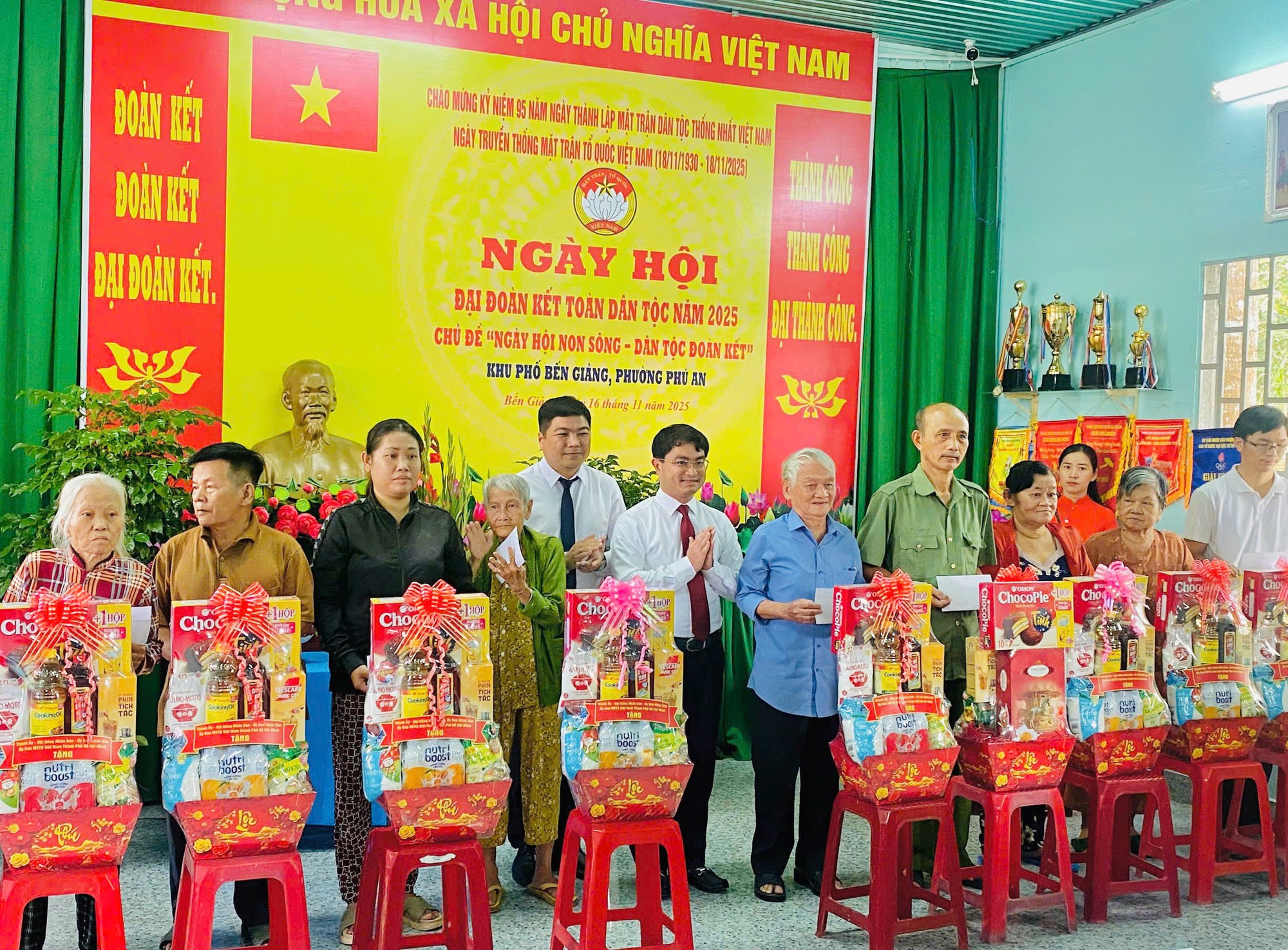 Nguyên Chủ tịch nước Nguyễn Minh Triết tham dự Ngày hội đại đoàn kết toàn dân tộc - Ảnh 2.