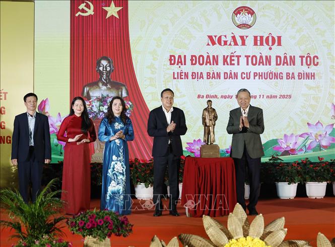 Tổng Bí thư Tô Lâm tham dự Ngày hội Đại đoàn kết tại phường Ba Đình , Hà Nội - Ảnh 1. Tổng Bí thư Tô Lâm tham dự Ngày hội Đại đoàn kết tại phường Ba Đình , Hà Nội - Ảnh 1.