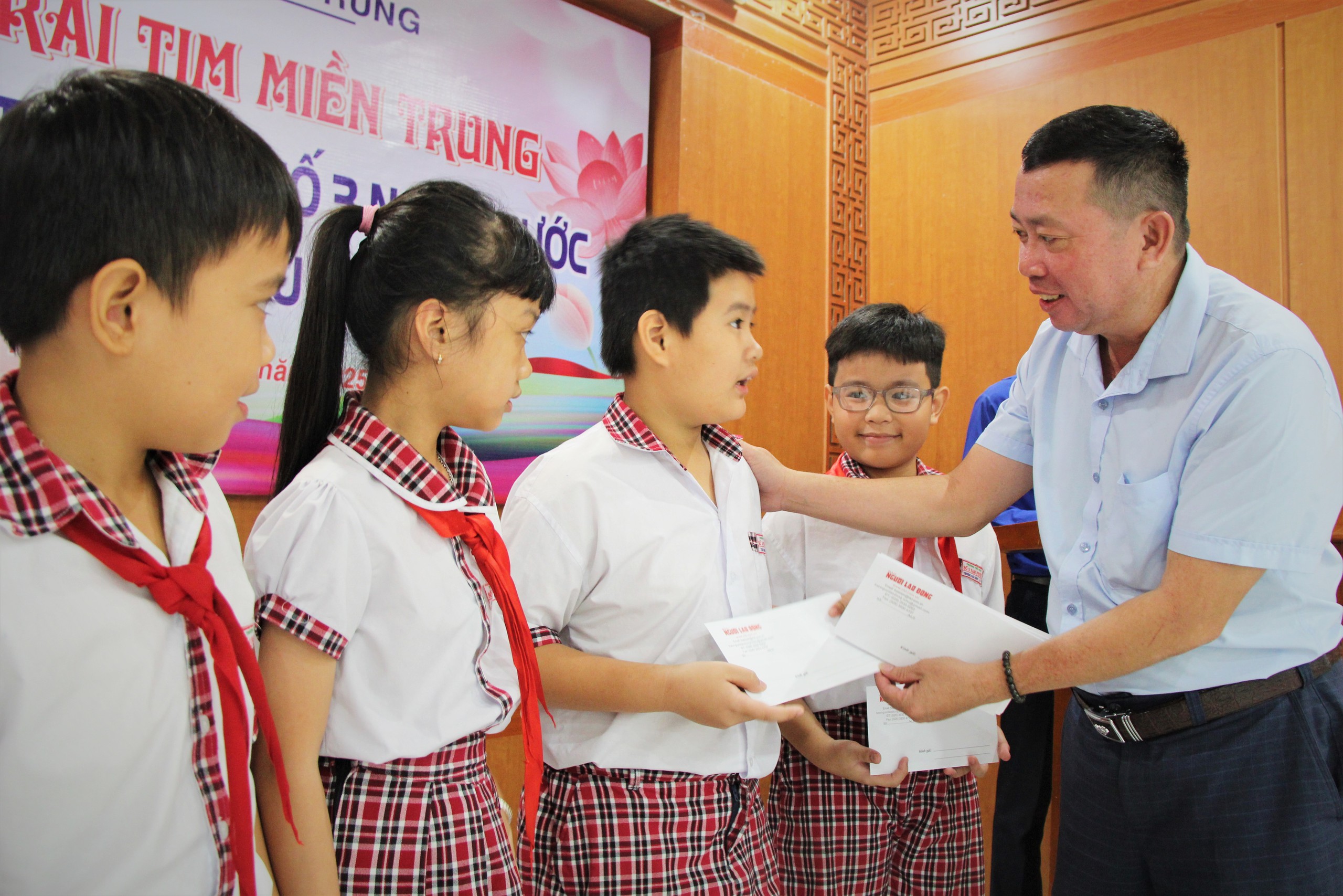 Trái tim miền Trung hỗ trợ Trường Tiểu học số 3 Nam Phước tại Đà Nẵng - Ảnh 8. Trái tim miền Trung hỗ trợ Trường Tiểu học số 3 Nam Phước tại Đà Nẵng - Ảnh 8.