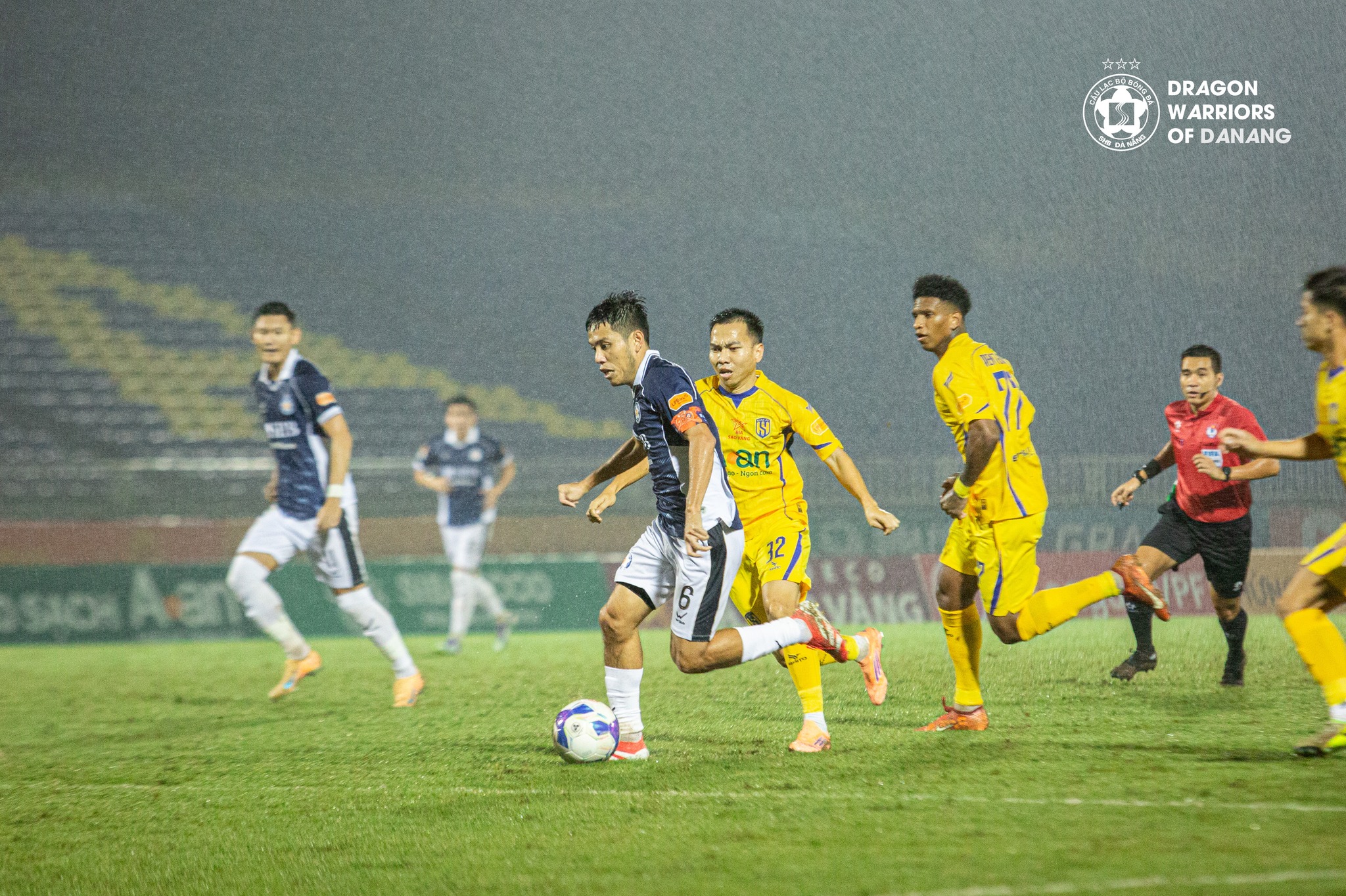 Clip: Đặng Anh Tuấn ghi bàn như huyền thoại Maradona, giúp CLB Đà Nẵng lọt tứ kết Cúp Quốc gia - Ảnh 2.