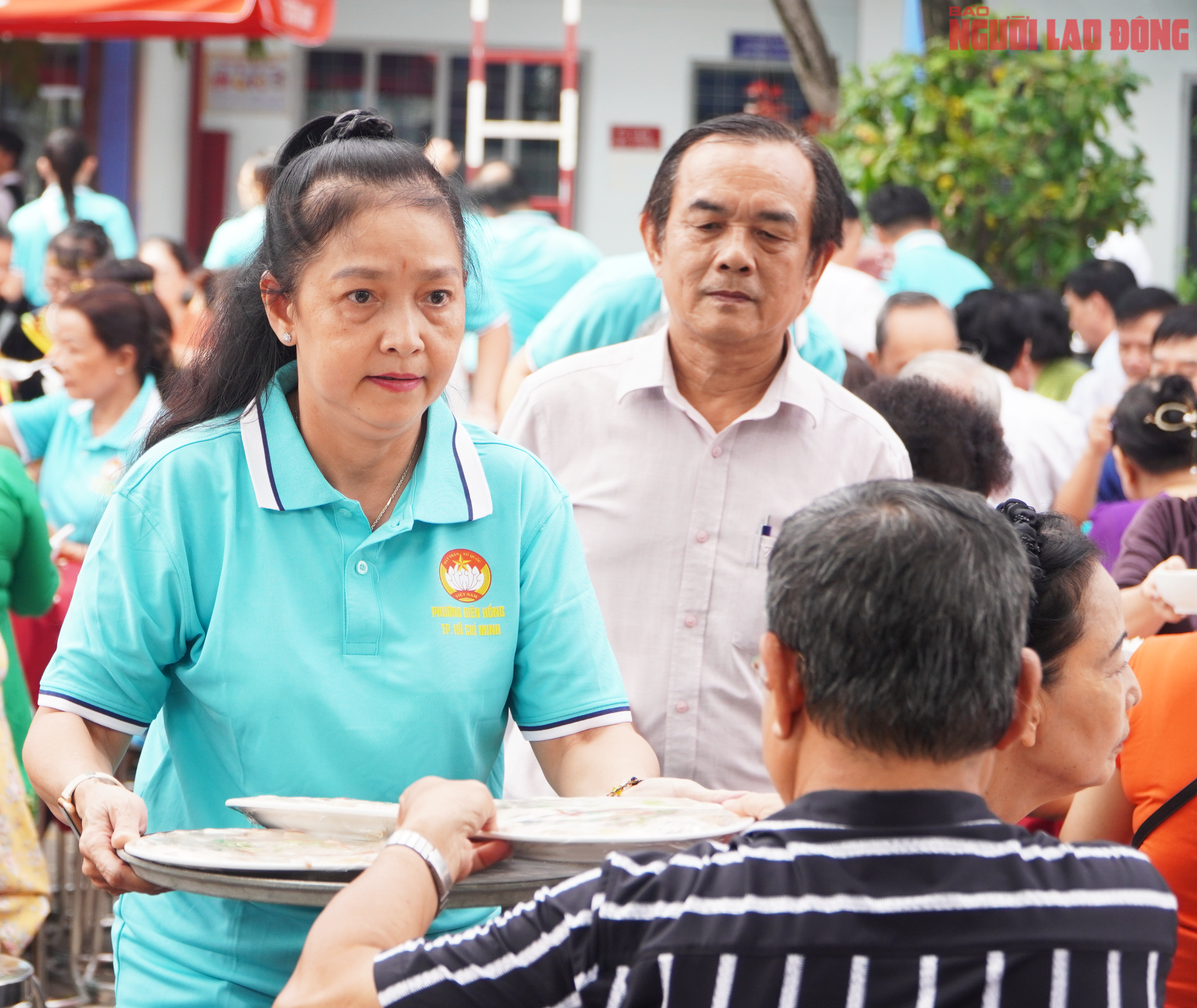 Lãnh đạo và người dân phường Diên Hồng quây quần bên 50 mâm cơm, ấm áp như gia đình - Ảnh 3.