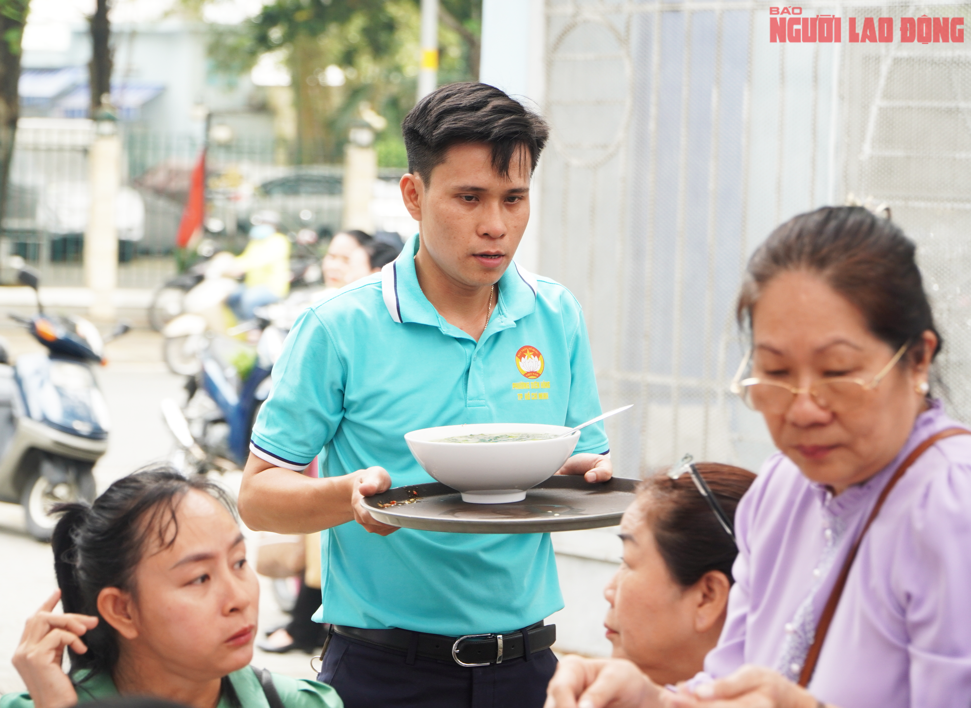 Lãnh đạo và người dân phường Diên Hồng quây quần bên 50 mâm cơm, ấm áp như gia đình - Ảnh 4.