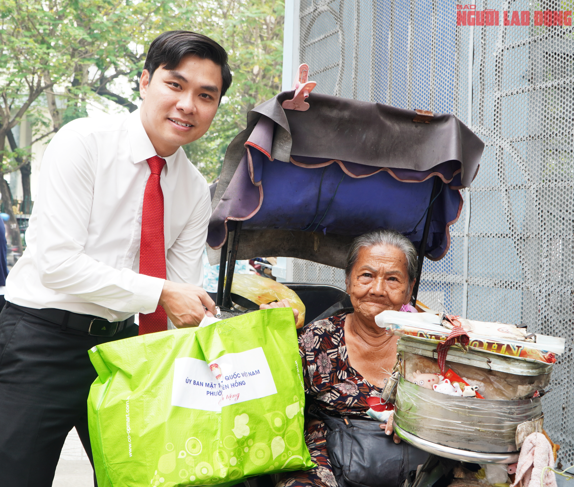 Lãnh đạo và người dân phường Diên Hồng quây quần bên 50 mâm cơm, ấm áp như gia đình - Ảnh 8.