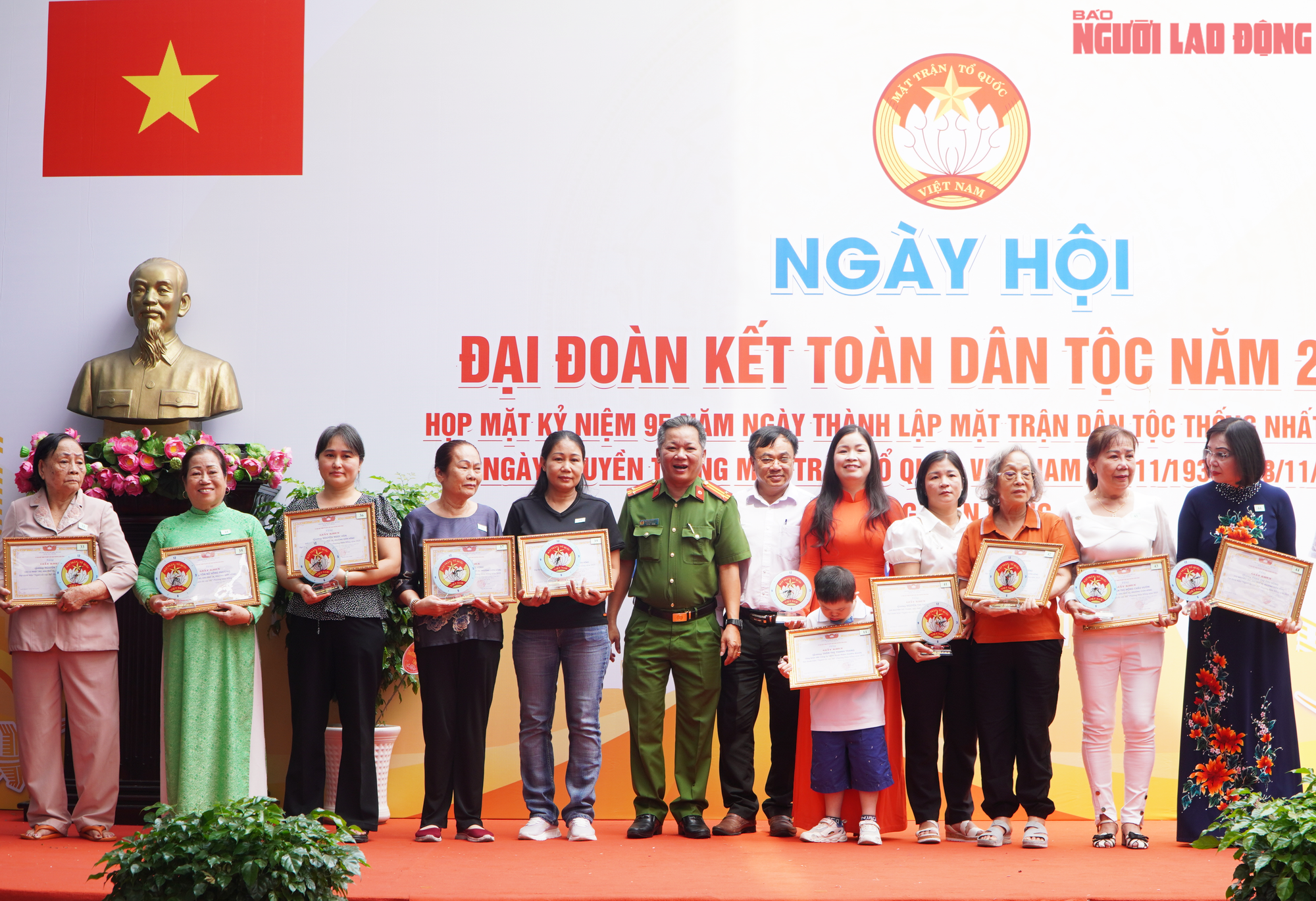 Lãnh đạo và người dân phường Diên Hồng quây quần bên 50 mâm cơm, ấm áp như gia đình - Ảnh 9.