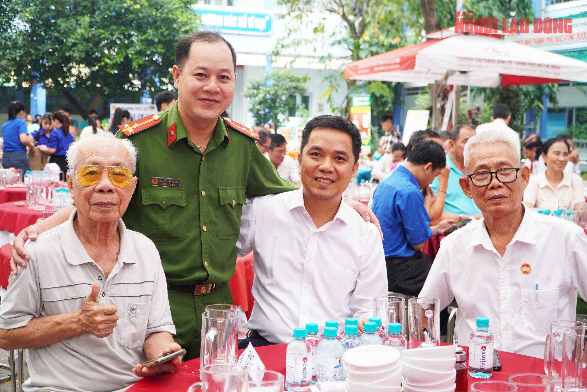 Lãnh đạo và người dân phường Diên Hồng quây quần bên 50 mâm cơm, ấm áp như gia đình - Ảnh 12.