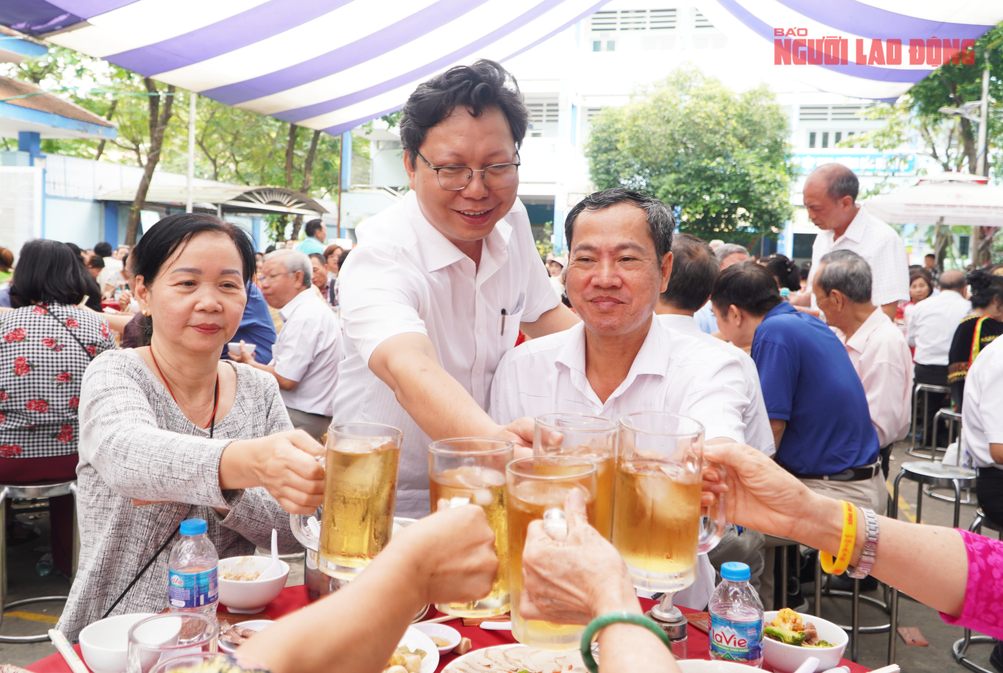 Lãnh đạo và người dân phường Diên Hồng quây quần bên 50 mâm cơm, ấm áp như gia đình - Ảnh 13.