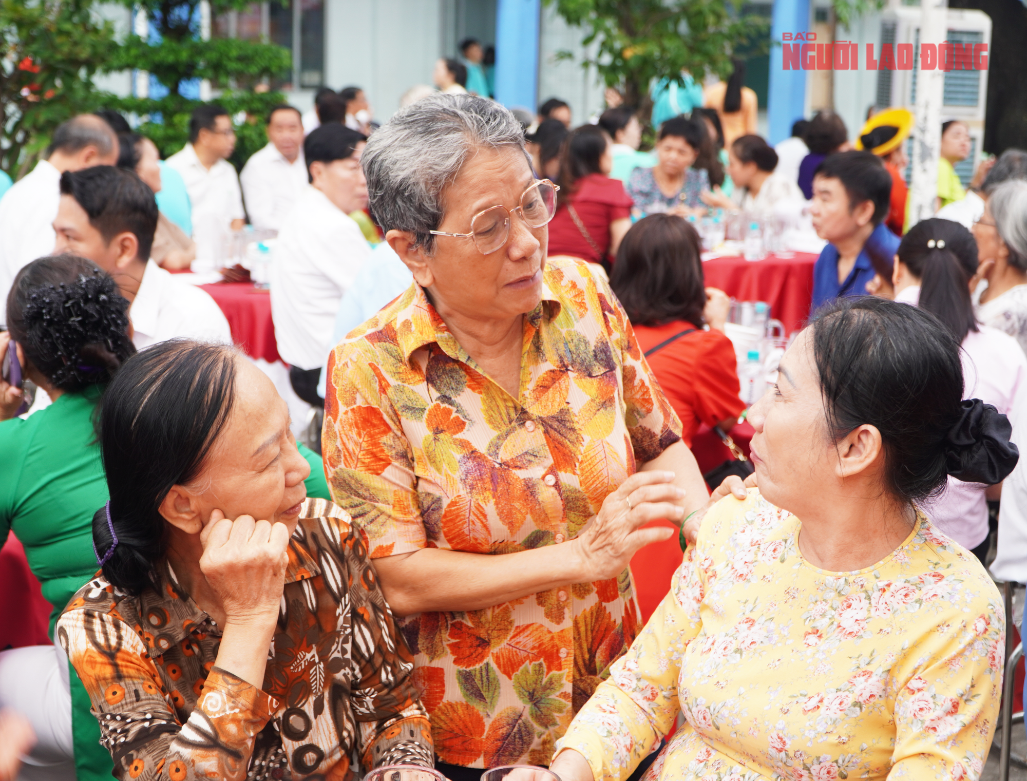 Lãnh đạo và người dân phường Diên Hồng quây quần bên 50 mâm cơm, ấm áp như gia đình - Ảnh 14.