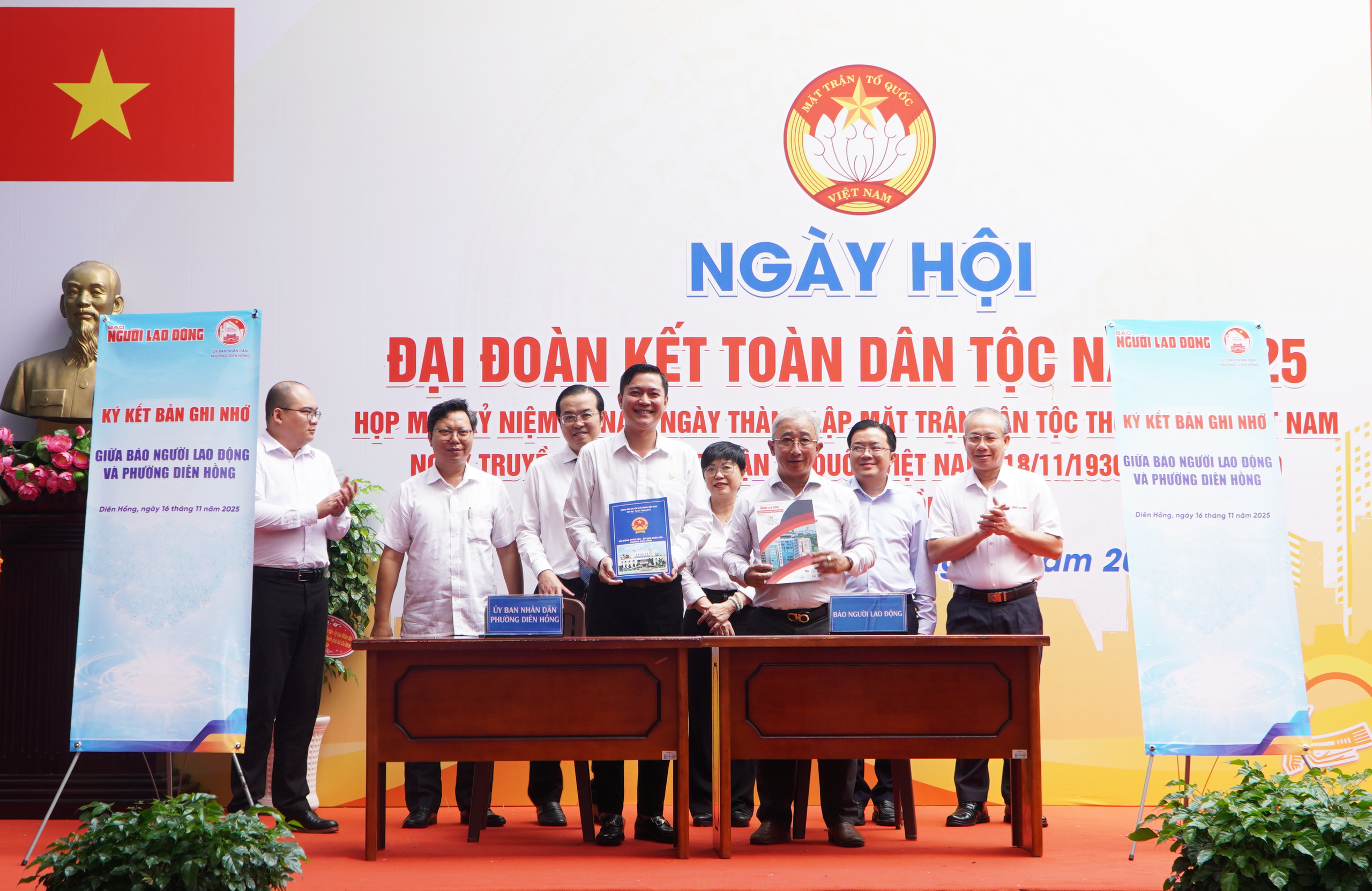 Lãnh đạo và người dân phường Diên Hồng quây quần bên 50 mâm cơm, ấm áp như gia đình - Ảnh 10.