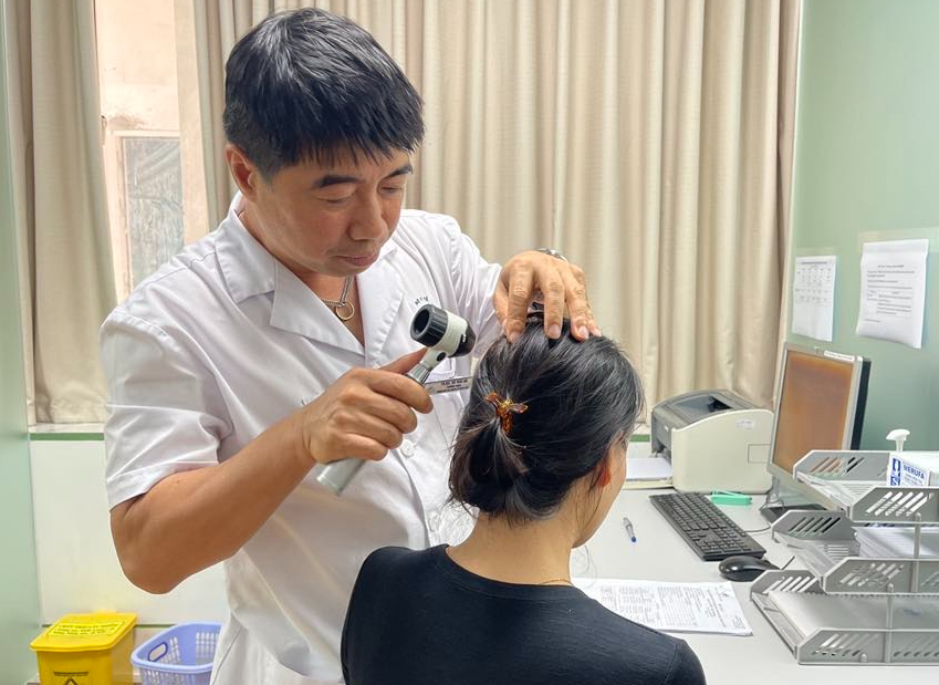 Rụng tóc ở người trẻ: Nguyên nhân phổ biến ít ai để ý - Ảnh 1.