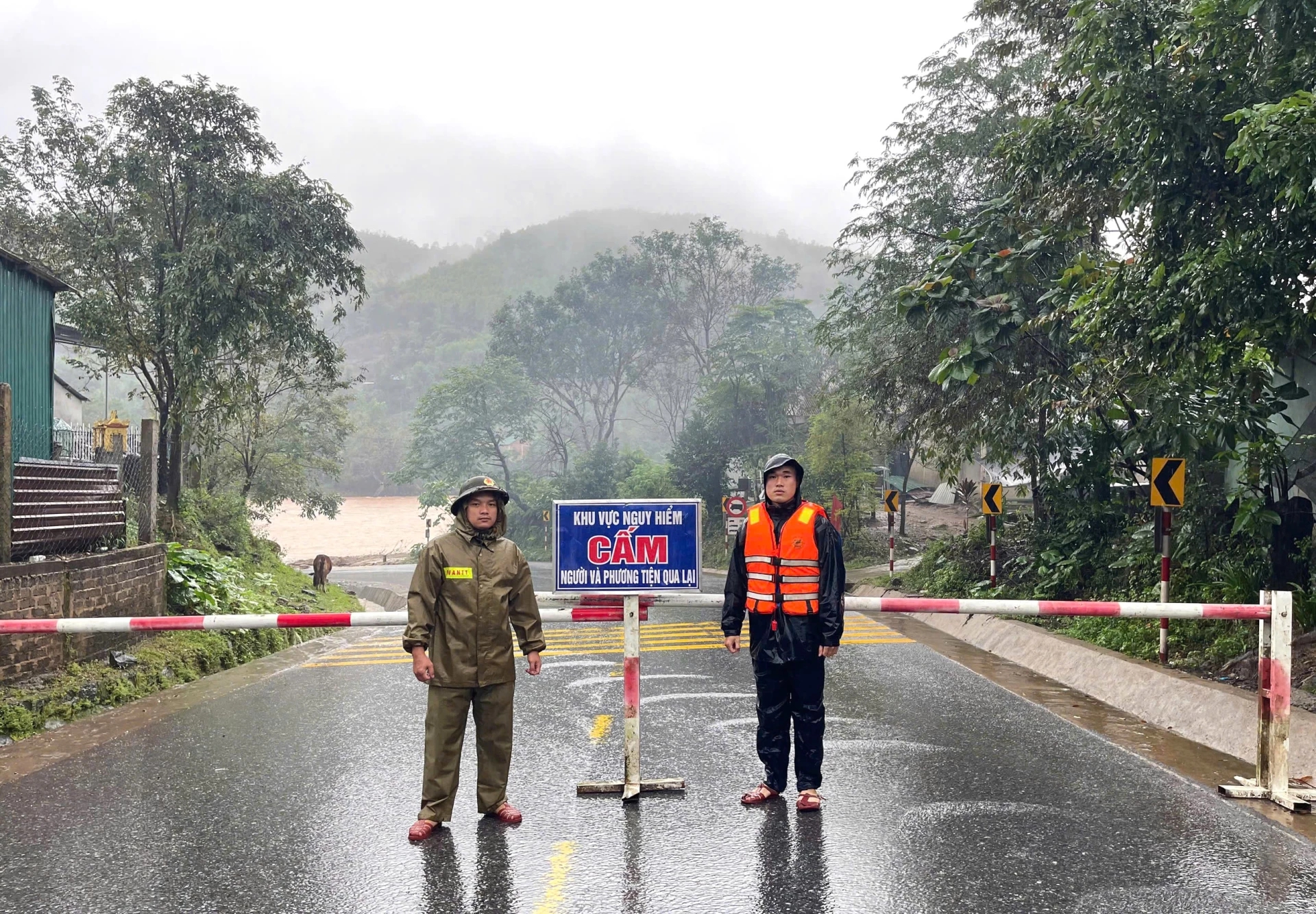Mưa lũ dâng nhanh, nhiều bản làng ở Quảng Trị bị cô lập - Ảnh 2. Mưa lũ dâng nhanh, nhiều bản làng ở Quảng Trị bị cô lập - Ảnh 2.