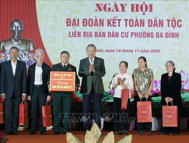 Tổng Bí thư Tô Lâm tham dự Ngày hội Đại đoàn kết tại phường Ba Đình , Hà Nội - Ảnh 4. Tổng Bí thư Tô Lâm tham dự Ngày hội Đại đoàn kết tại phường Ba Đình , Hà Nội - Ảnh 4.