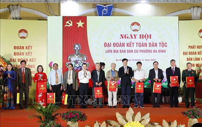 Tổng Bí thư Tô Lâm tham dự Ngày hội Đại đoàn kết tại phường Ba Đình , Hà Nội - Ảnh 7. Tổng Bí thư Tô Lâm tham dự Ngày hội Đại đoàn kết tại phường Ba Đình , Hà Nội - Ảnh 7.