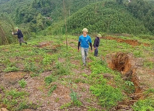 Hà Tĩnh: Sơ tán dân, cấm đường sau khi xuất hiện một vết nứt kéo dài trên trên núi - Ảnh 1.