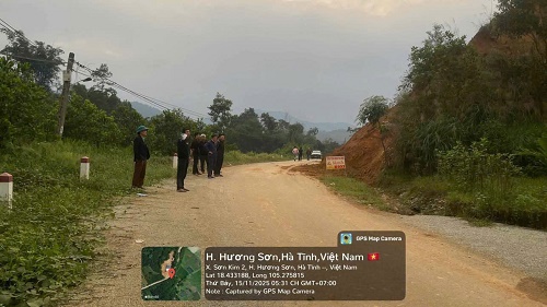 Hà Tĩnh: Sơ tán dân, cấm đường sau khi xuất hiện một vết nứt kéo dài trên trên núi - Ảnh 2.