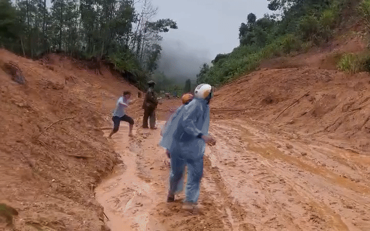 Mưa to, nhiều thủy điện ở Đà Nẵng xả điều tiết với lưu lượng lớn - Ảnh 3. Mưa to, nhiều thủy điện ở Đà Nẵng xả điều tiết với lưu lượng lớn - Ảnh 3.
