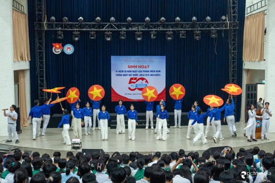 Giáo dục lý tưởng sống cho giới trẻ - Ảnh 1. Giáo dục lý tưởng sống cho giới trẻ - Ảnh 1.