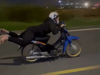 Thiếu niên diễn xiếc trên đường song hành cao tốc TP HCM - Long Thành - Dầu Giây - Ảnh 1. Thiếu niên diễn xiếc trên đường song hành cao tốc TP HCM - Long Thành - Dầu Giây - Ảnh 1.