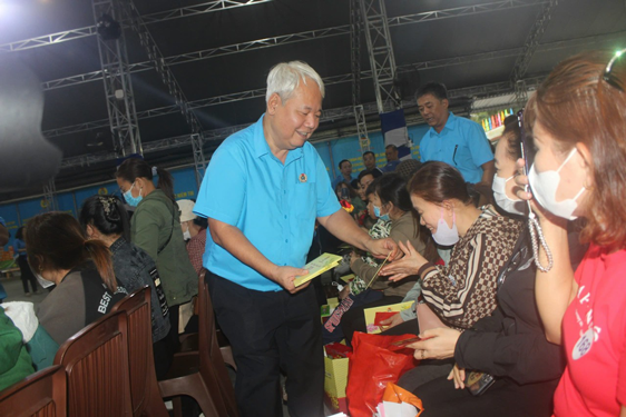 Dồn sức chăm lo Tết chu đáo, nghĩa tình - Ảnh 1. Dồn sức chăm lo Tết chu đáo, nghĩa tình - Ảnh 1.