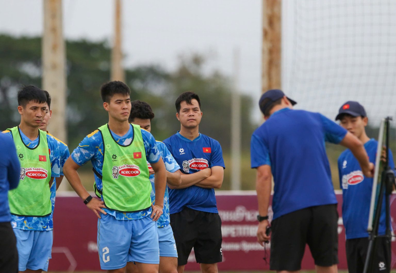 Đội tuyển Việt Nam hào hứng tập luyện tại Lào - Ảnh 1.