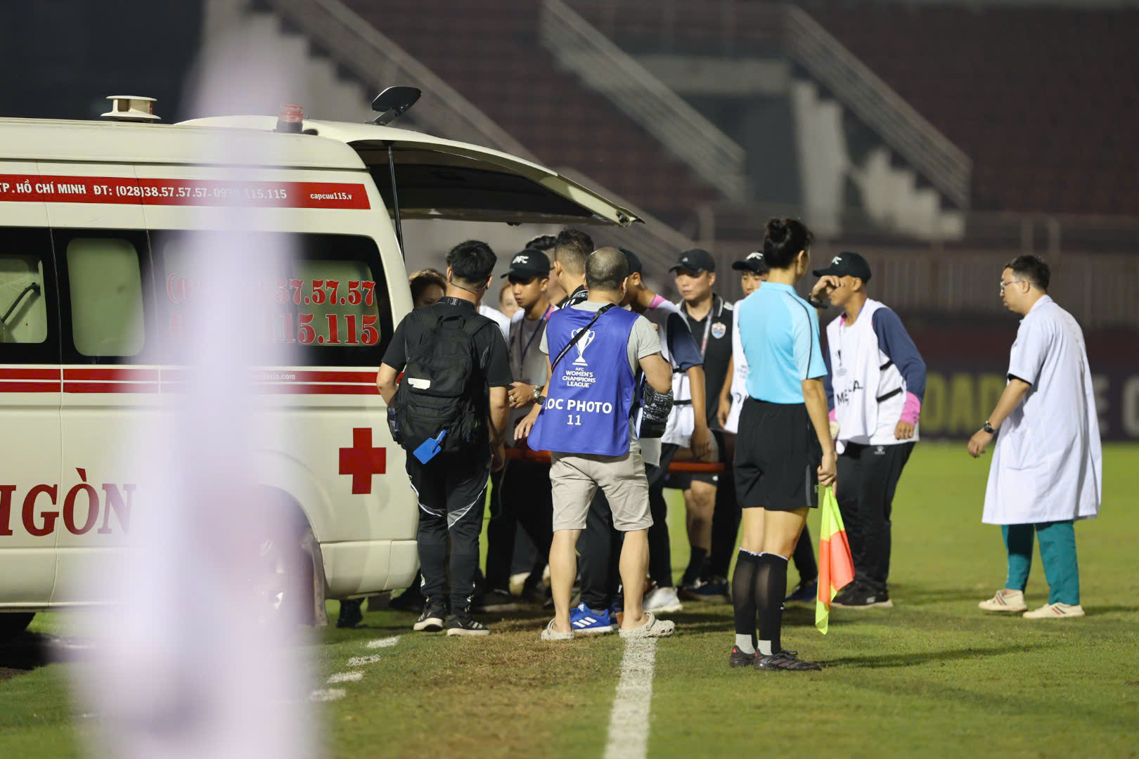 Cầu thủ 15 tuổi ngã quỵ tạo trong chiến thắng của nữ TP HCM - Ảnh 3.