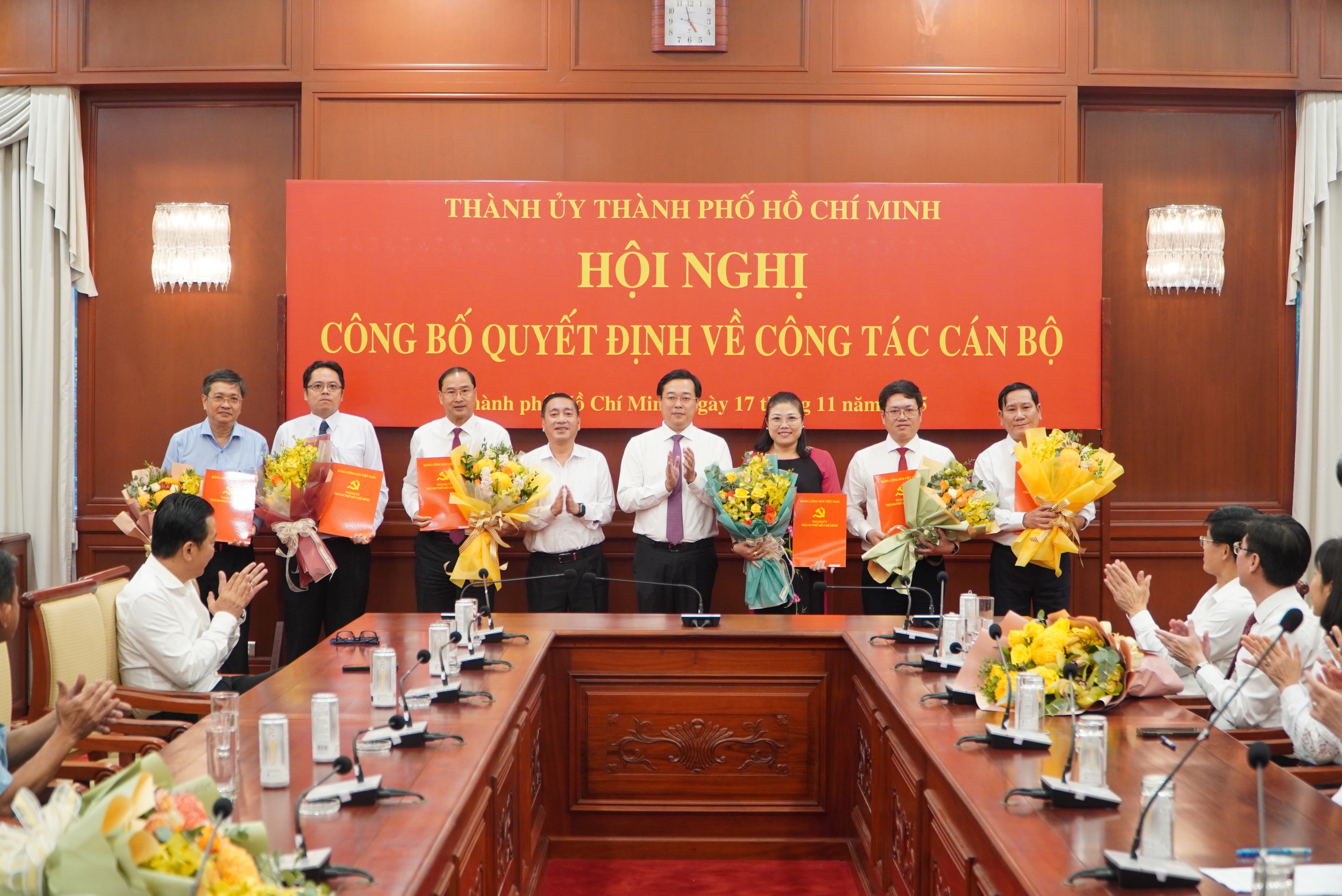 Thành ủy TP HCM điều động nhiều cán bộ về phường, xã để "tác chiến ngay" - Ảnh 1.