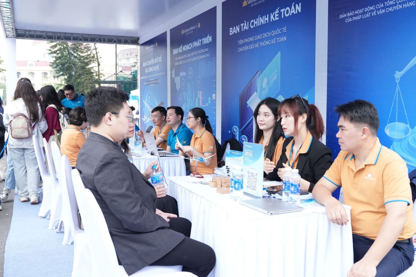 Vietnam Airlines tổ chức thành công Ngày hội việc làm 2025 lần đầu tiên - Ảnh 8.
