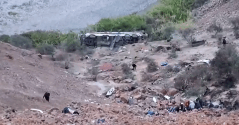 Xe tải lao xuống vực sâu 100 m, tài xế tử vong mắc kẹt trong cabin - Ảnh 2.