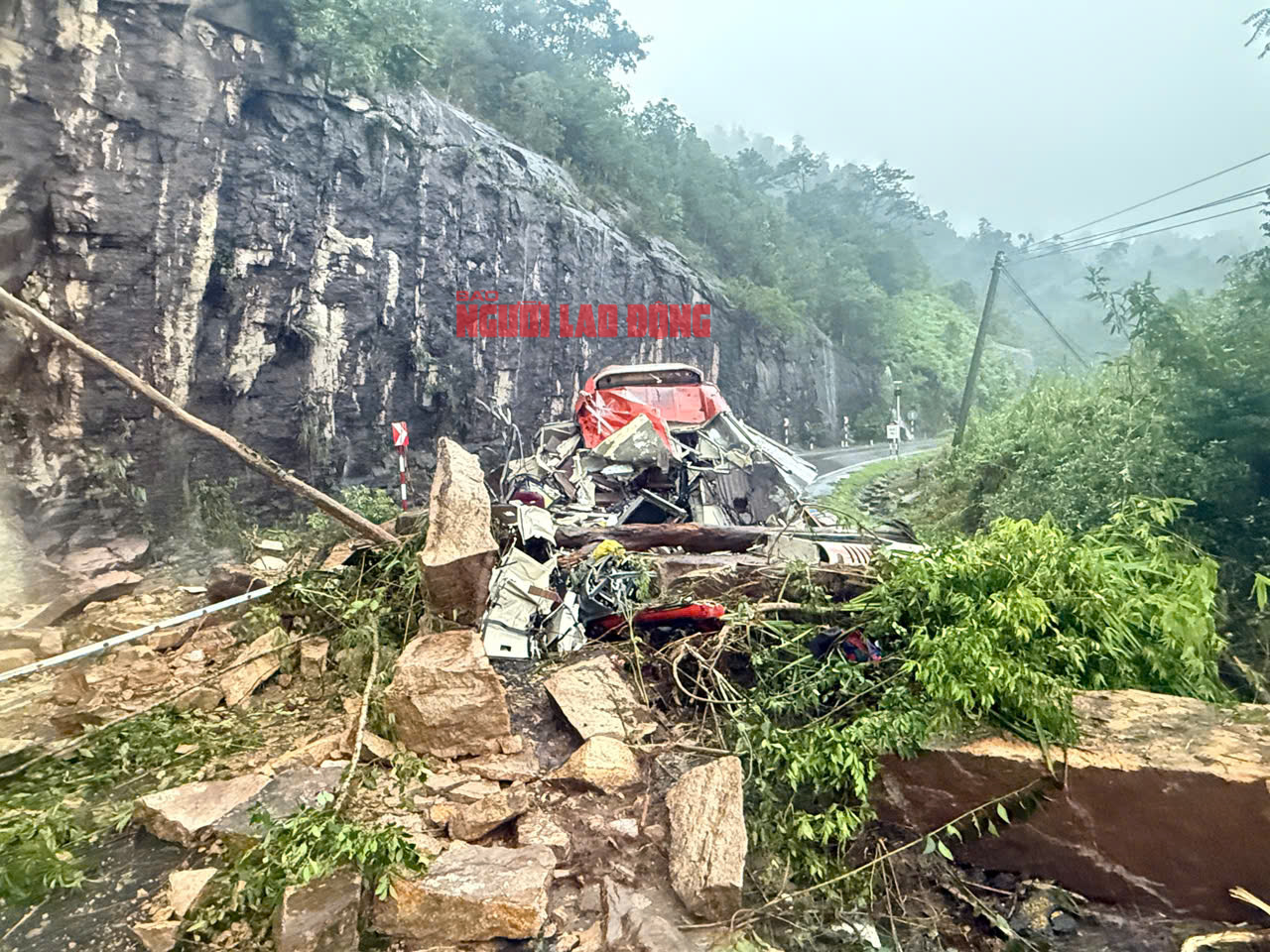 Cận cảnh hiện trường vụ sạt lở đèo Khánh Lê khiến 6 người chết, 16 người bị thương - Ảnh 5. Cận cảnh hiện trường vụ sạt lở đèo Khánh Lê khiến 6 người chết, 16 người bị thương - Ảnh 5.