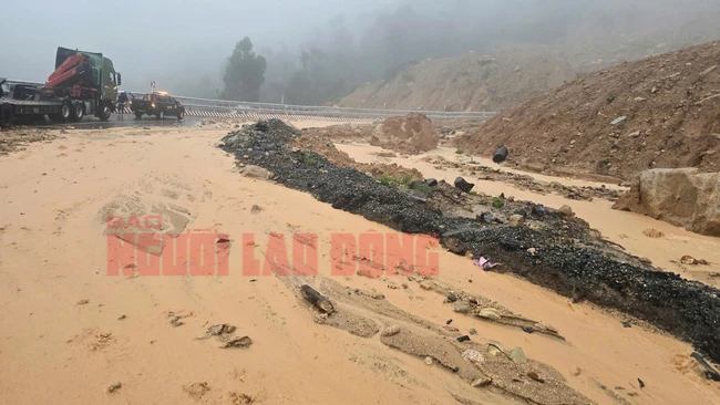 Cận cảnh hiện trường vụ sạt lở đèo Khánh Lê khiến 6 người chết, 16 người bị thương - Ảnh 1.
