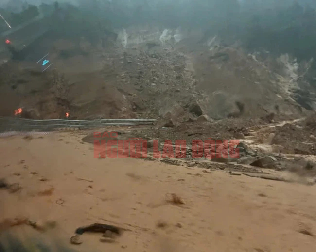 Cận cảnh hiện trường vụ sạt lở đèo Khánh Lê khiến 6 người chết, 16 người bị thương - Ảnh 9.