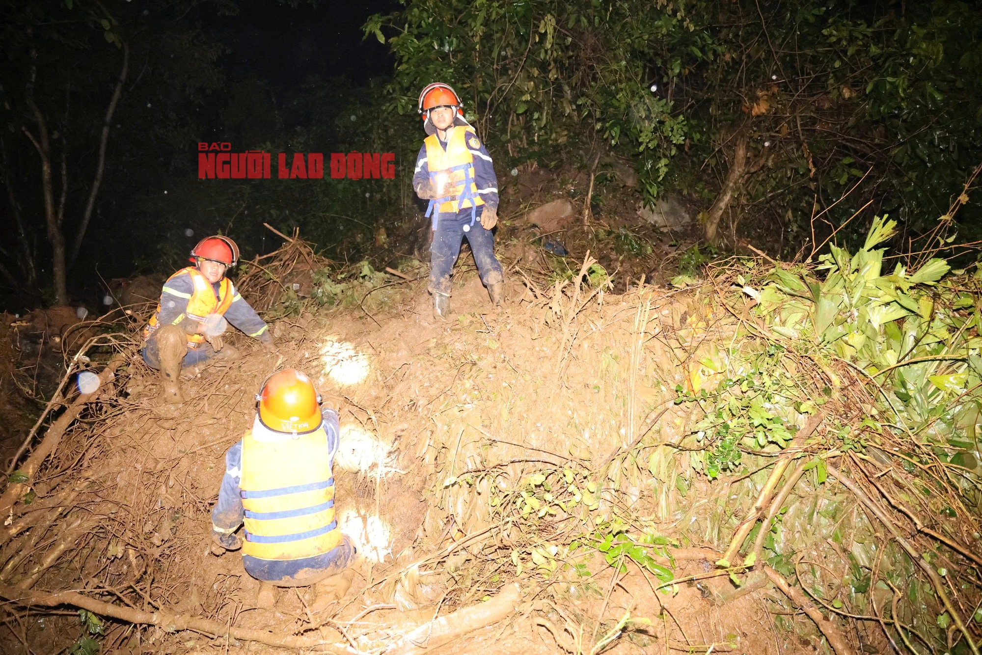 Cận cảnh cứu nạn vụ sạt lở đèo Khánh Sơn, 1 người chết, 1 mất tích - Ảnh 1.