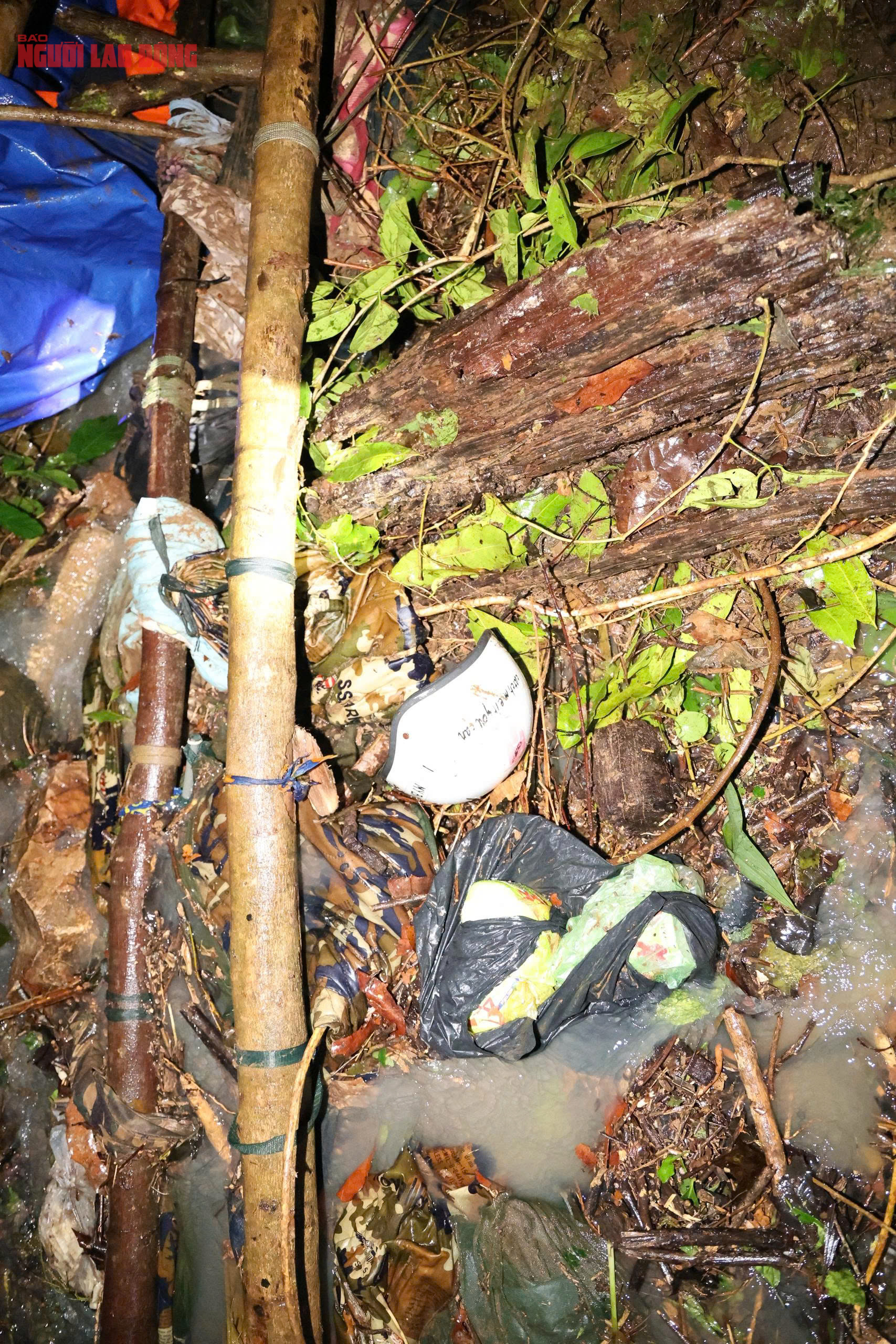 Cận cảnh cứu nạn vụ sạt lở đèo Khánh Sơn, 1 người chết, 1 mất tích - Ảnh 9.