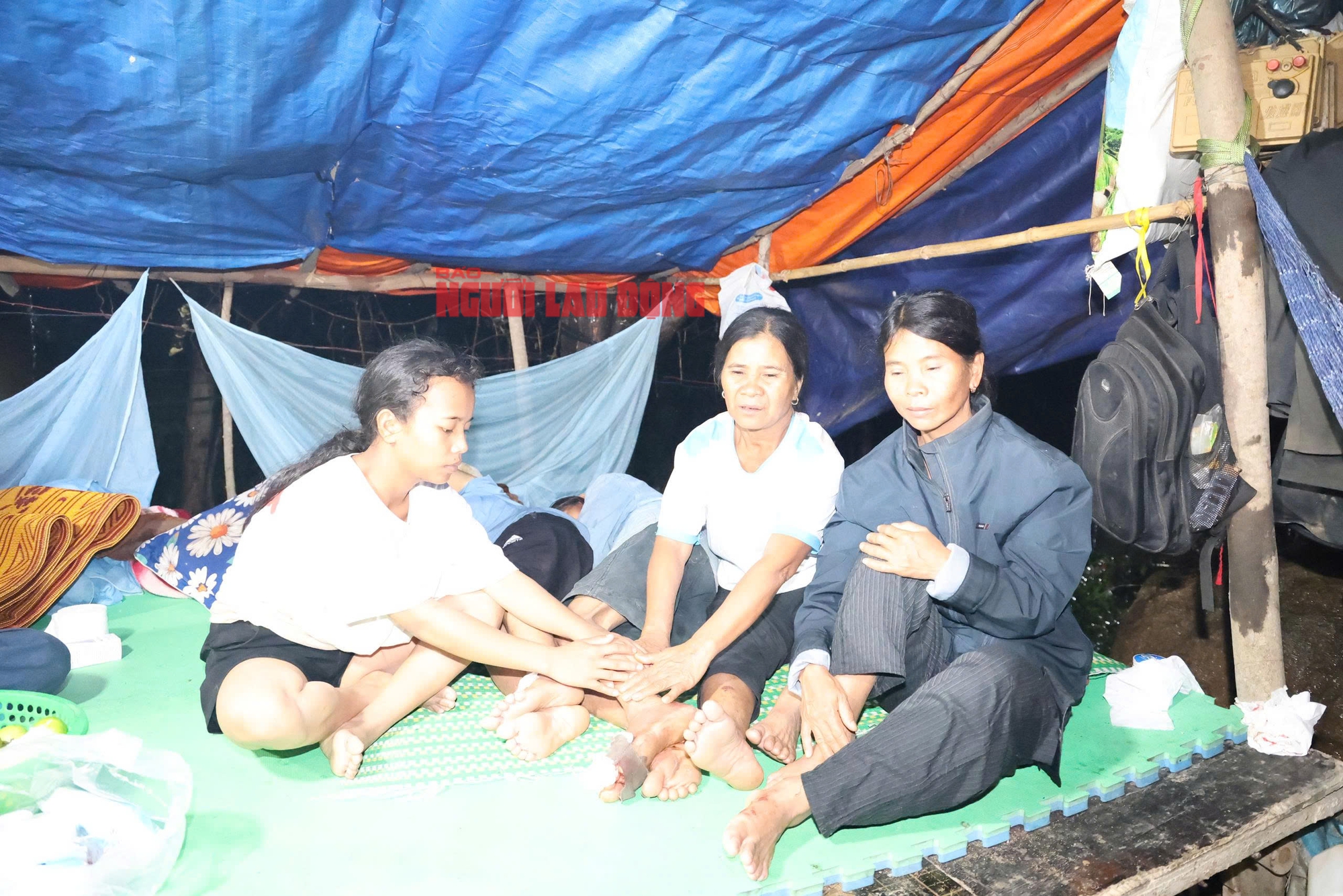 Cận cảnh cứu nạn vụ sạt lở đèo Khánh Sơn, 1 người chết, 1 mất tích - Ảnh 12.