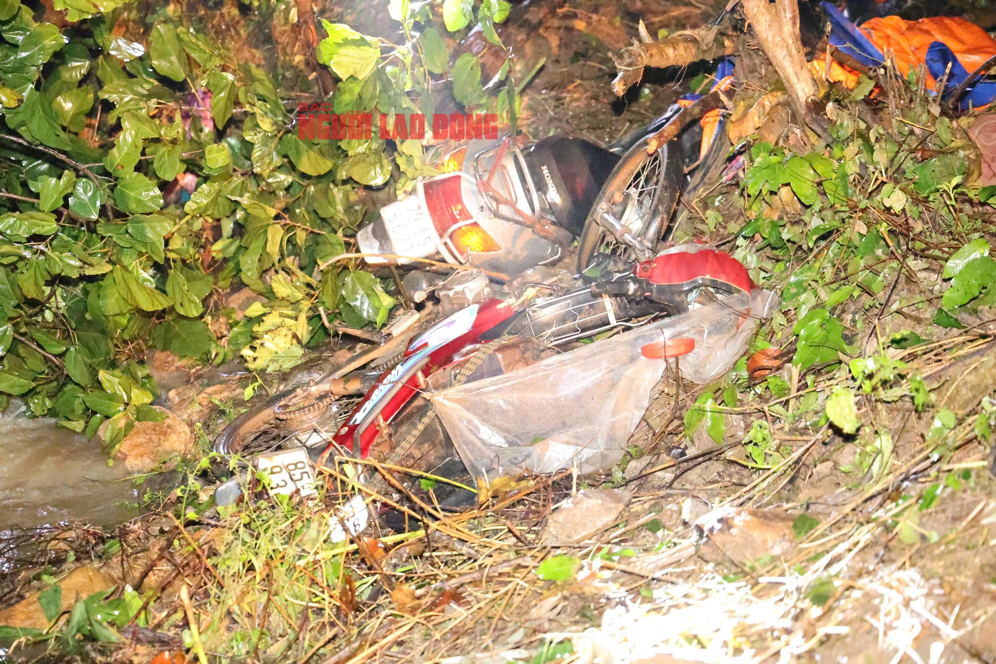 Cận cảnh cứu nạn vụ sạt lở đèo Khánh Sơn, 1 người chết, 1 mất tích - Ảnh 13.