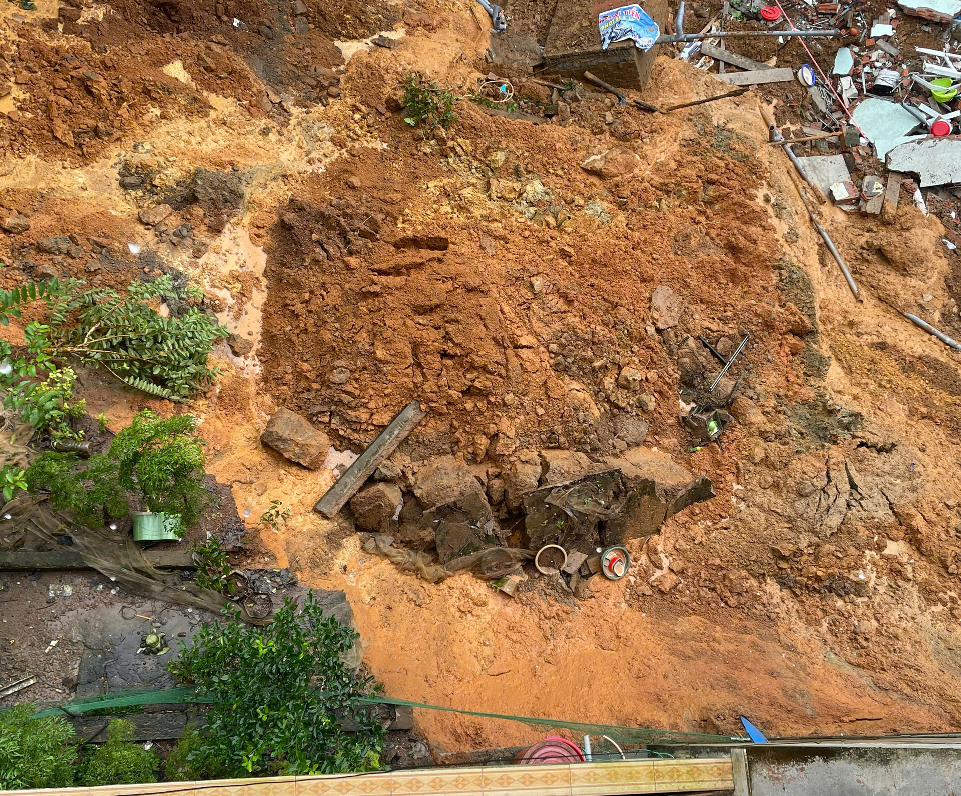 Xuất hiện điểm sạt lở cực kỳ nguy hiểm ở Khe Sanh, sơ tán khẩn cấp nhiều hộ dân - Ảnh 3. Xuất hiện điểm sạt lở cực kỳ nguy hiểm ở Khe Sanh, sơ tán khẩn cấp nhiều hộ dân - Ảnh 3.