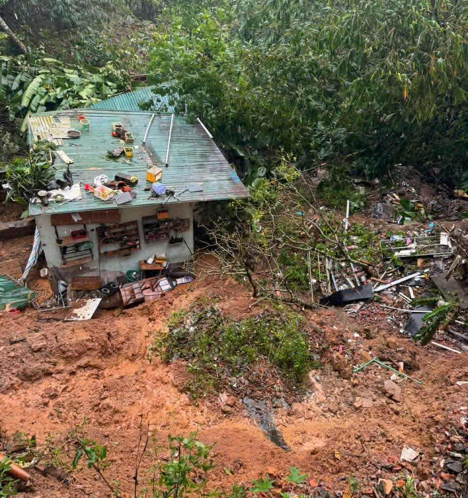 Xuất hiện điểm sạt lở cực kỳ nguy hiểm ở Khe Sanh, sơ tán khẩn cấp nhiều hộ dân - Ảnh 4. Xuất hiện điểm sạt lở cực kỳ nguy hiểm ở Khe Sanh, sơ tán khẩn cấp nhiều hộ dân - Ảnh 4.