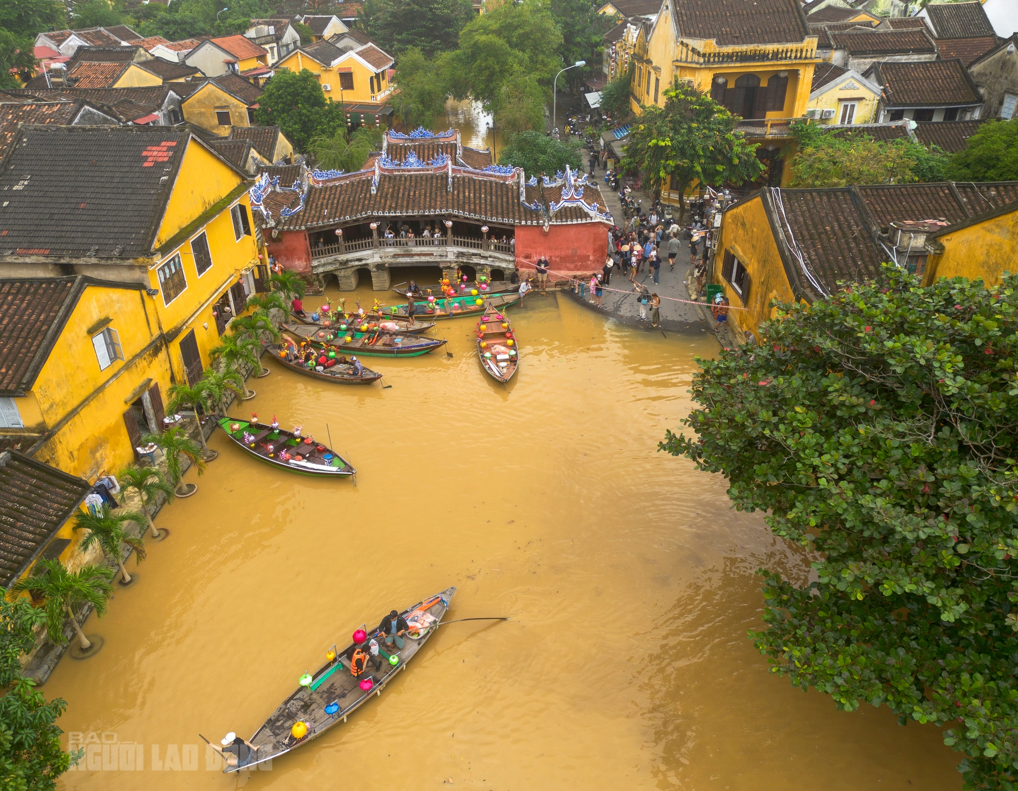 Hình ảnh phố cổ Hội An ngập lụt , người dân khẩn trương dọn dẹp tài sản - Ảnh 1. Hình ảnh phố cổ Hội An ngập lụt , người dân khẩn trương dọn dẹp tài sản - Ảnh 1.