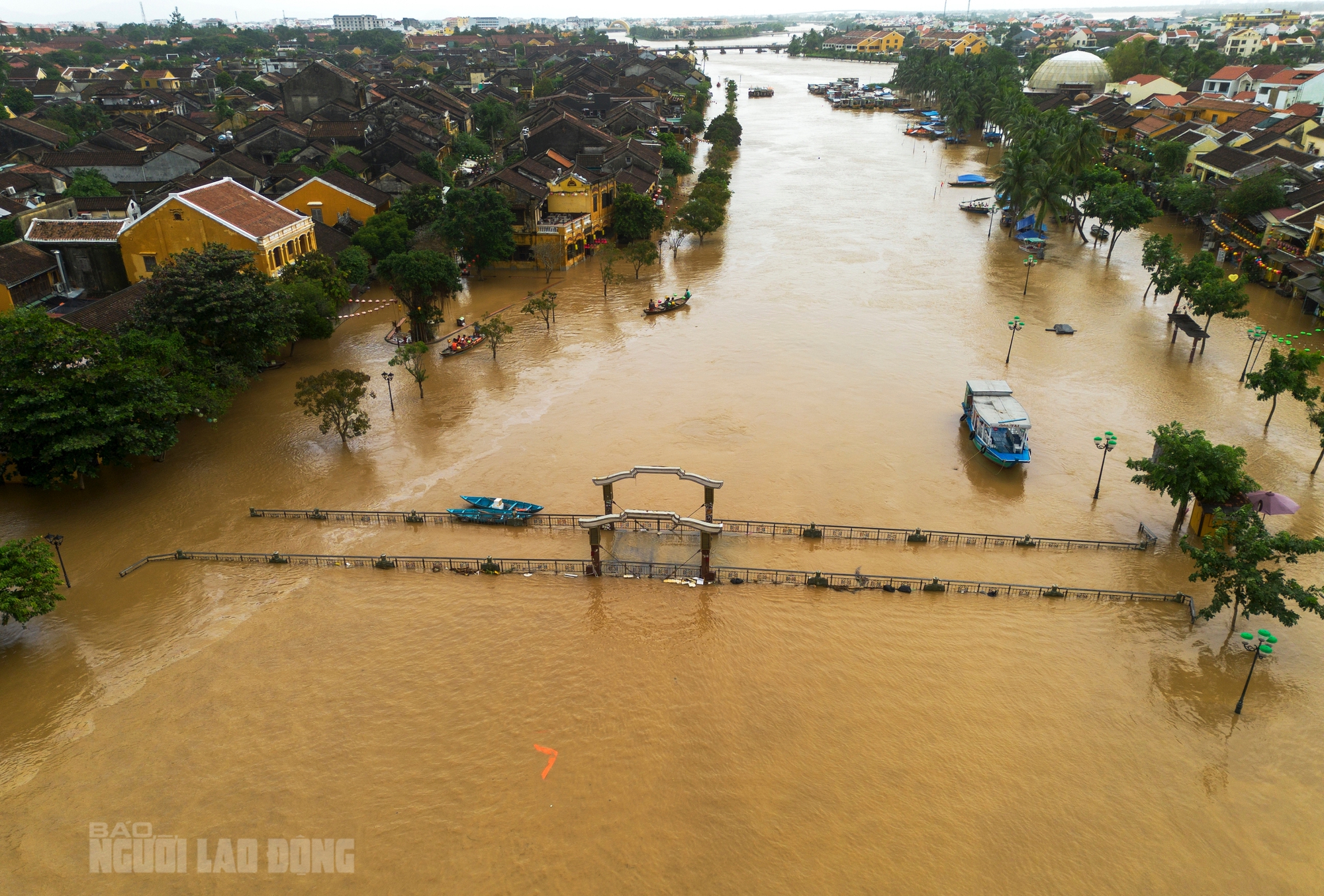 Hình ảnh phố cổ Hội An ngập lụt , người dân khẩn trương dọn dẹp tài sản - Ảnh 2. Hình ảnh phố cổ Hội An ngập lụt , người dân khẩn trương dọn dẹp tài sản - Ảnh 2.