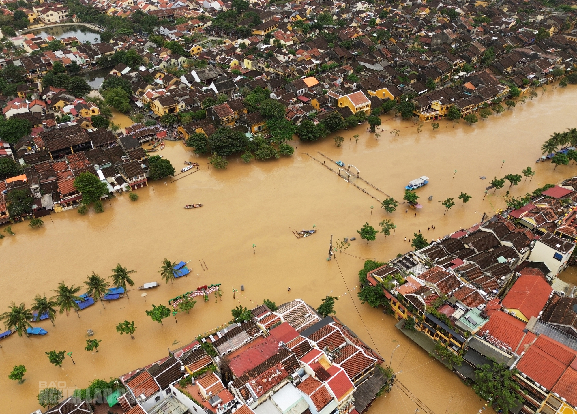 Hình ảnh phố cổ Hội An ngập lụt , người dân khẩn trương dọn dẹp tài sản - Ảnh 3. Hình ảnh phố cổ Hội An ngập lụt , người dân khẩn trương dọn dẹp tài sản - Ảnh 3.