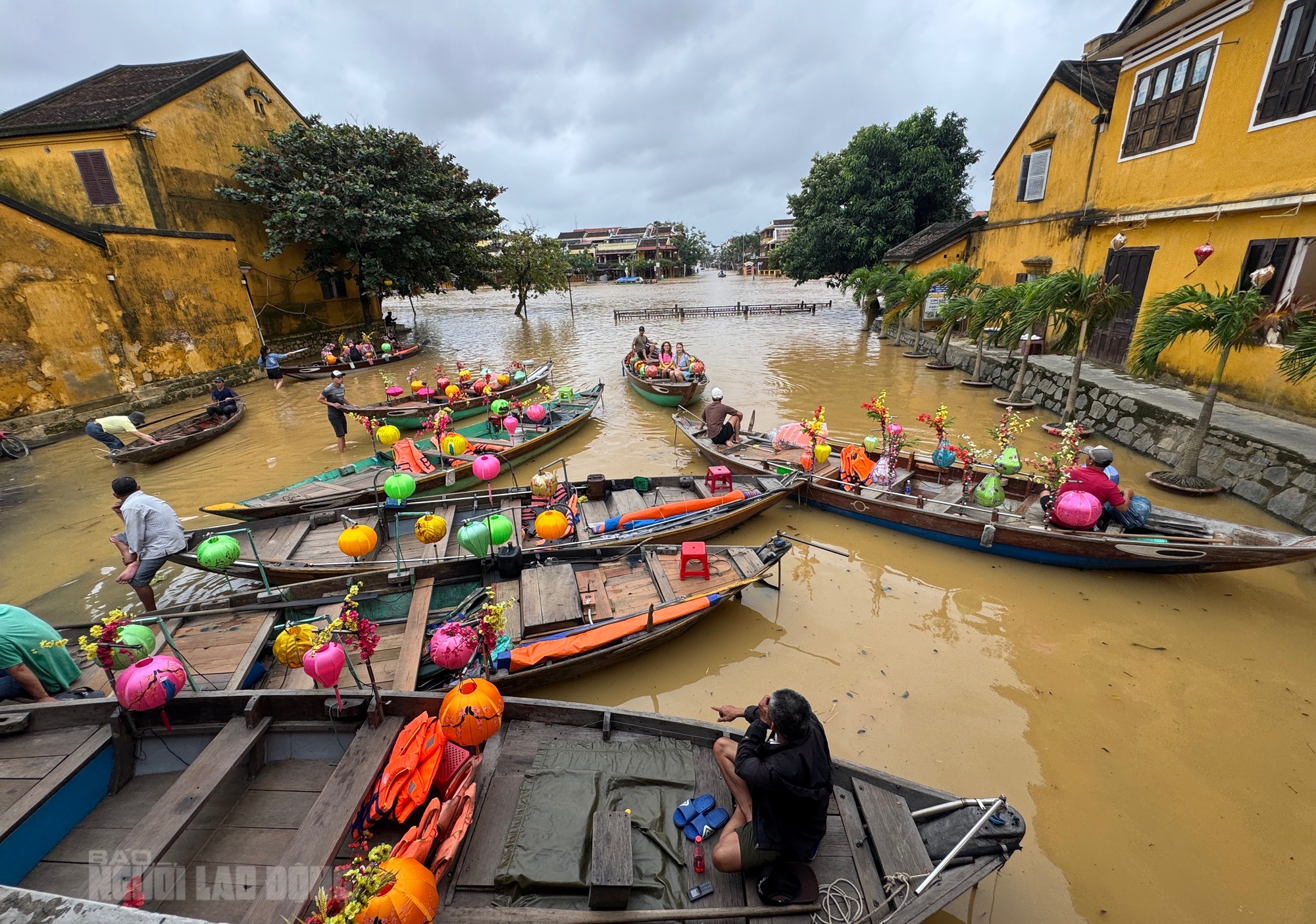 Hình ảnh phố cổ Hội An ngập lụt , người dân khẩn trương dọn dẹp tài sản - Ảnh 4. Hình ảnh phố cổ Hội An ngập lụt , người dân khẩn trương dọn dẹp tài sản - Ảnh 4.