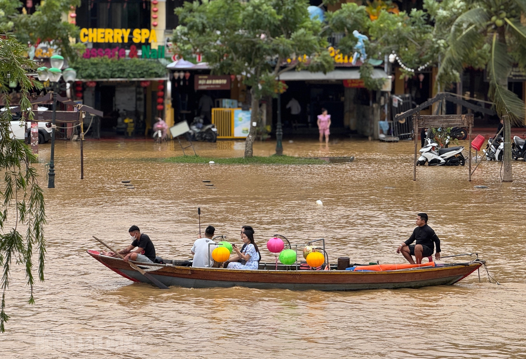 Hình ảnh phố cổ Hội An ngập lụt , người dân khẩn trương dọn dẹp tài sản - Ảnh 6. Hình ảnh phố cổ Hội An ngập lụt , người dân khẩn trương dọn dẹp tài sản - Ảnh 6.