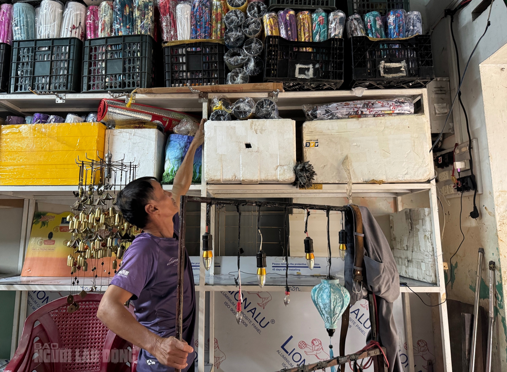 Hình ảnh phố cổ Hội An ngập lụt , người dân khẩn trương dọn dẹp tài sản - Ảnh 9. Hình ảnh phố cổ Hội An ngập lụt , người dân khẩn trương dọn dẹp tài sản - Ảnh 9.