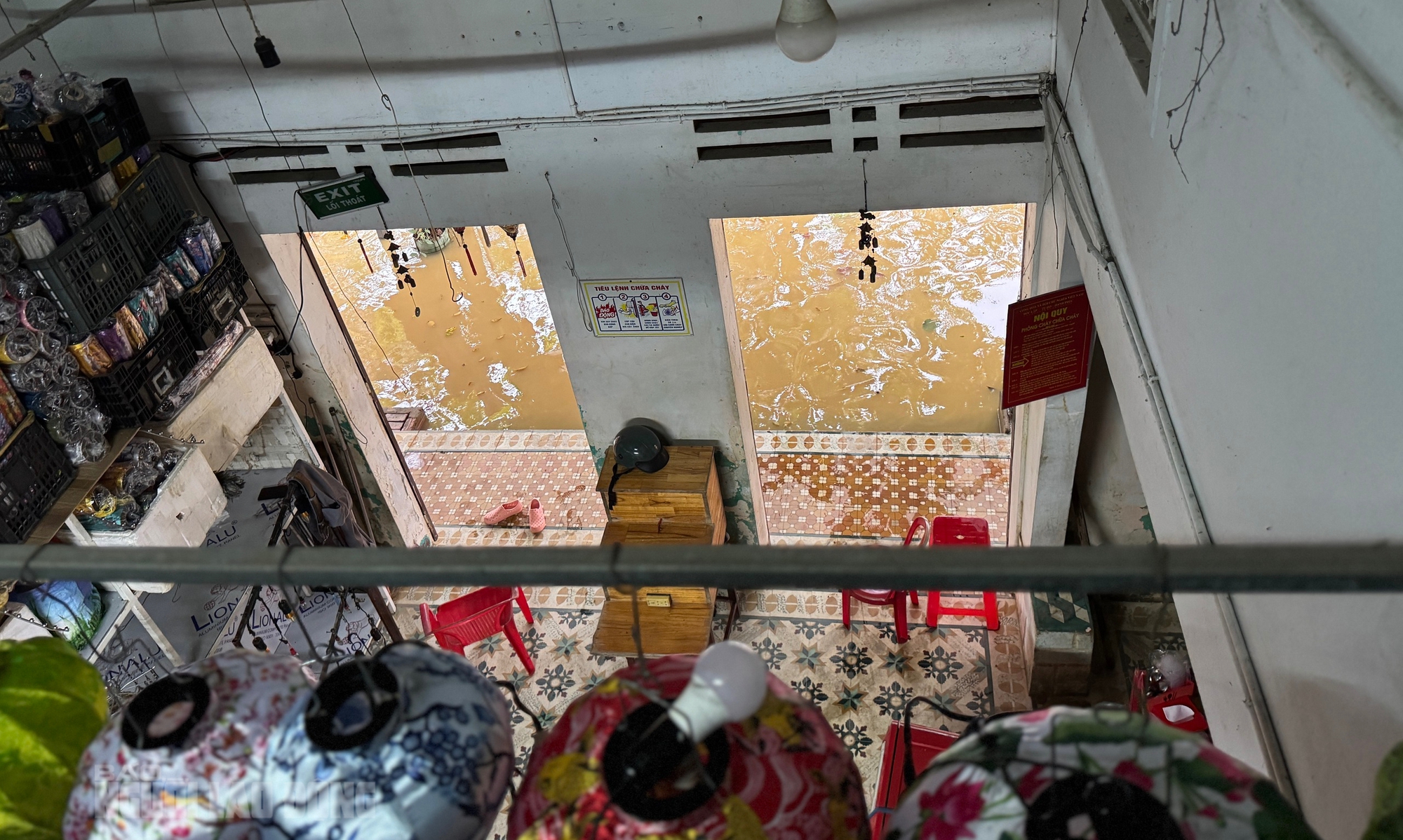 Hình ảnh phố cổ Hội An ngập lụt , người dân khẩn trương dọn dẹp tài sản - Ảnh 10. Hình ảnh phố cổ Hội An ngập lụt , người dân khẩn trương dọn dẹp tài sản - Ảnh 10.