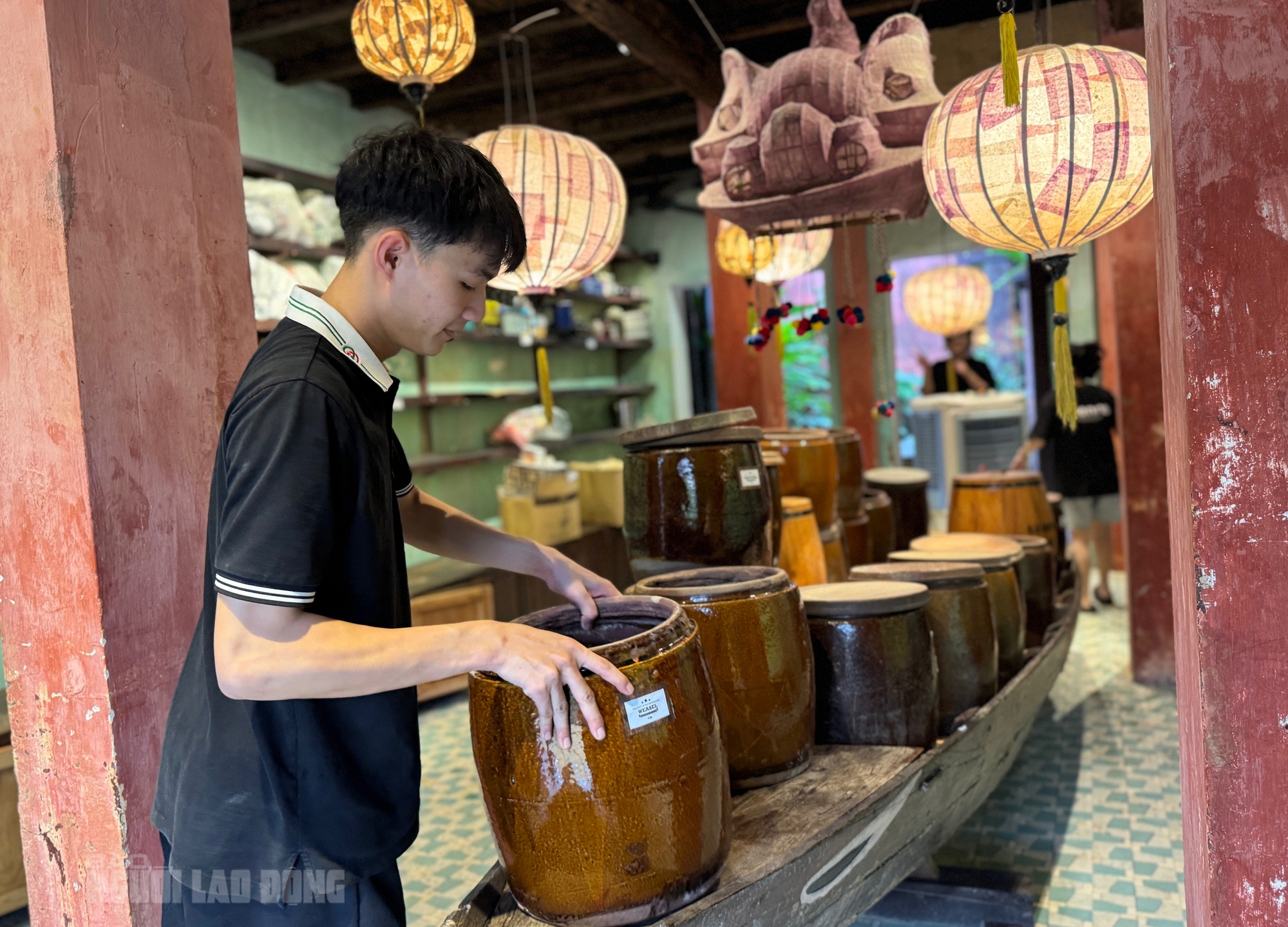 Hình ảnh phố cổ Hội An ngập lụt , người dân khẩn trương dọn dẹp tài sản - Ảnh 11. Hình ảnh phố cổ Hội An ngập lụt , người dân khẩn trương dọn dẹp tài sản - Ảnh 11.