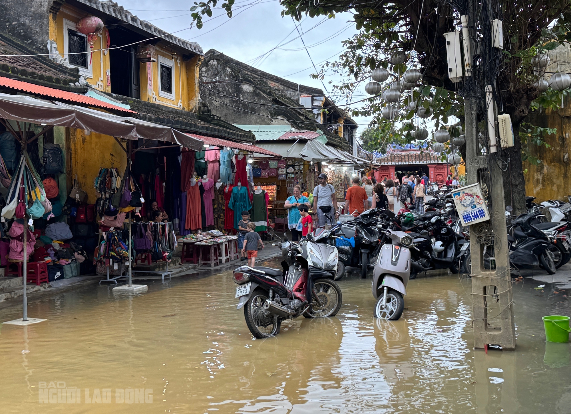 Hình ảnh phố cổ Hội An ngập lụt , người dân khẩn trương dọn dẹp tài sản - Ảnh 12. Hình ảnh phố cổ Hội An ngập lụt , người dân khẩn trương dọn dẹp tài sản - Ảnh 12.