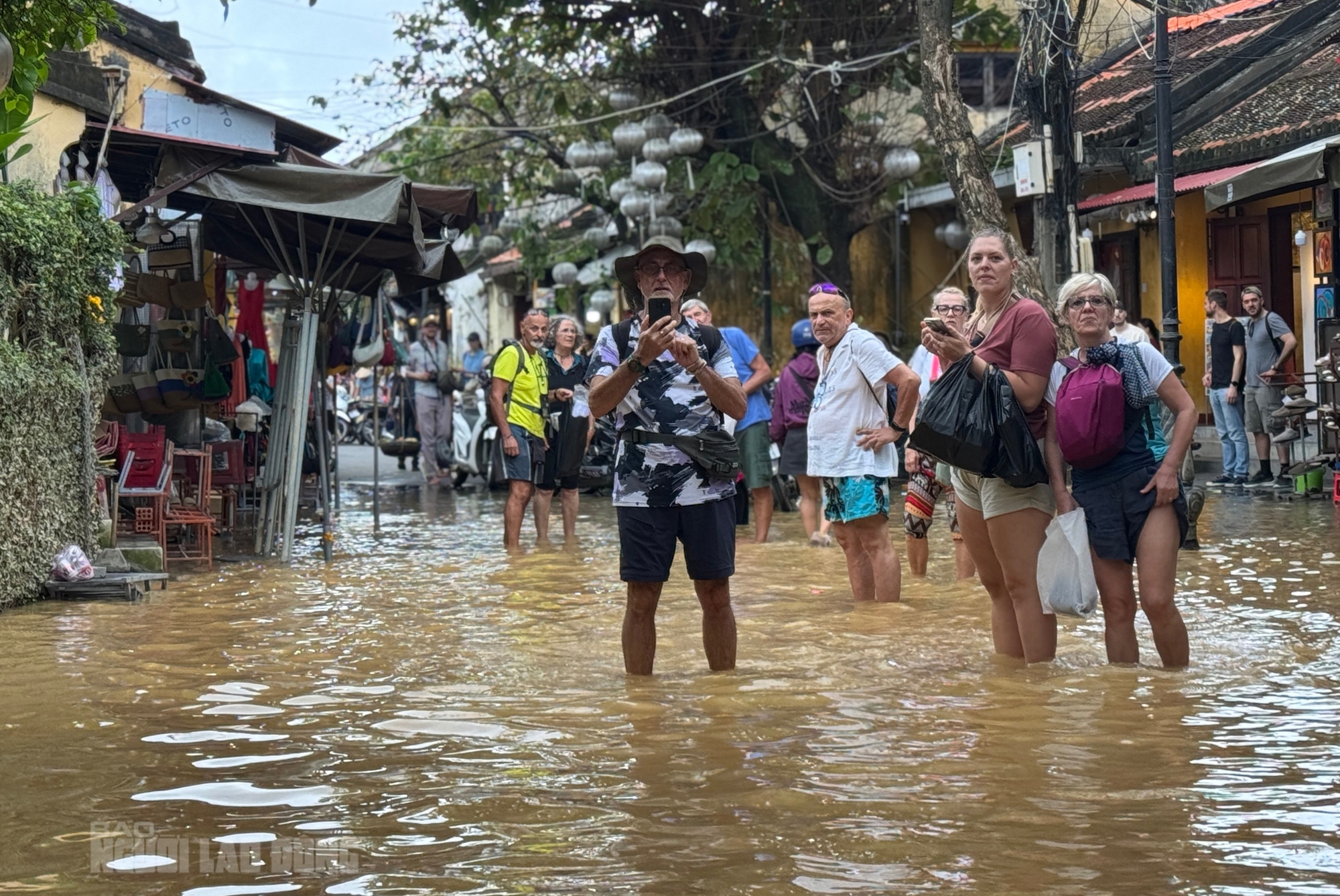 Hình ảnh phố cổ Hội An ngập lụt , người dân khẩn trương dọn dẹp tài sản - Ảnh 13. Hình ảnh phố cổ Hội An ngập lụt , người dân khẩn trương dọn dẹp tài sản - Ảnh 13.